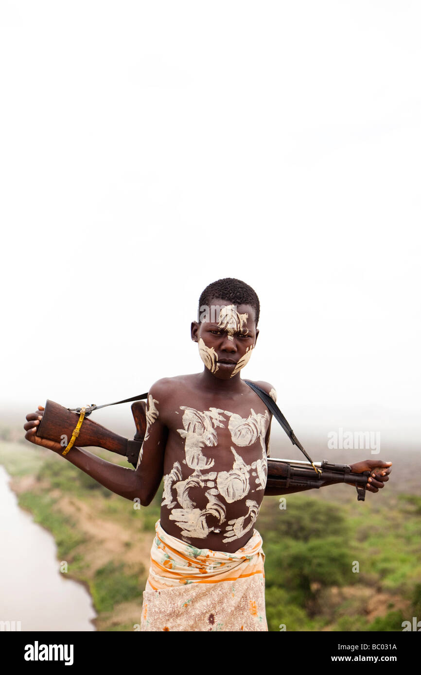 Ritratto di un giovane ragazzo vestito in abiti tradizionali e decorazione nella valle dell'Omo, Etiopia. Foto Stock