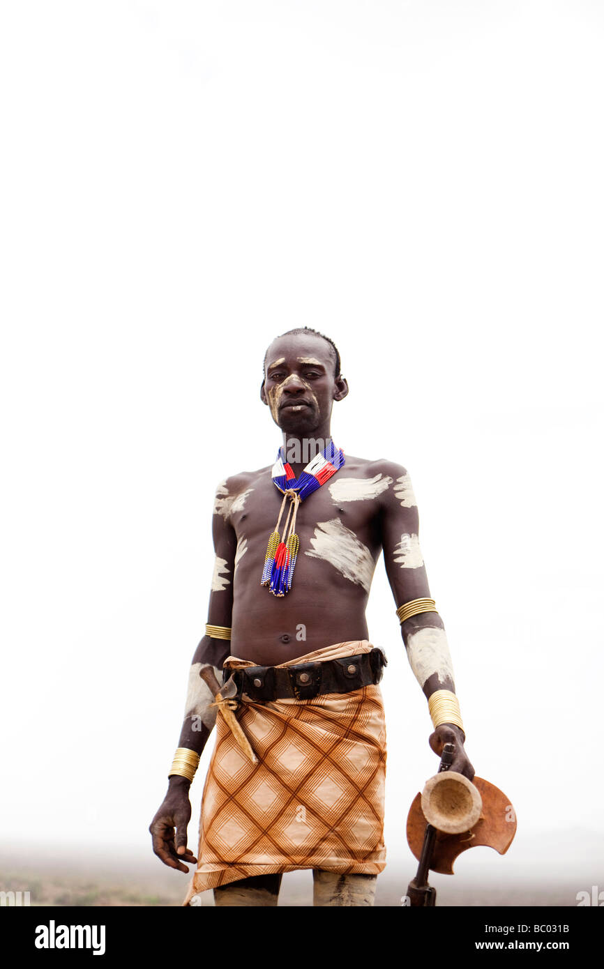 Un ritratto di un uomo vestito in abiti tradizionali e decorazione nella valle dell'Omo, Etiopia. Foto Stock