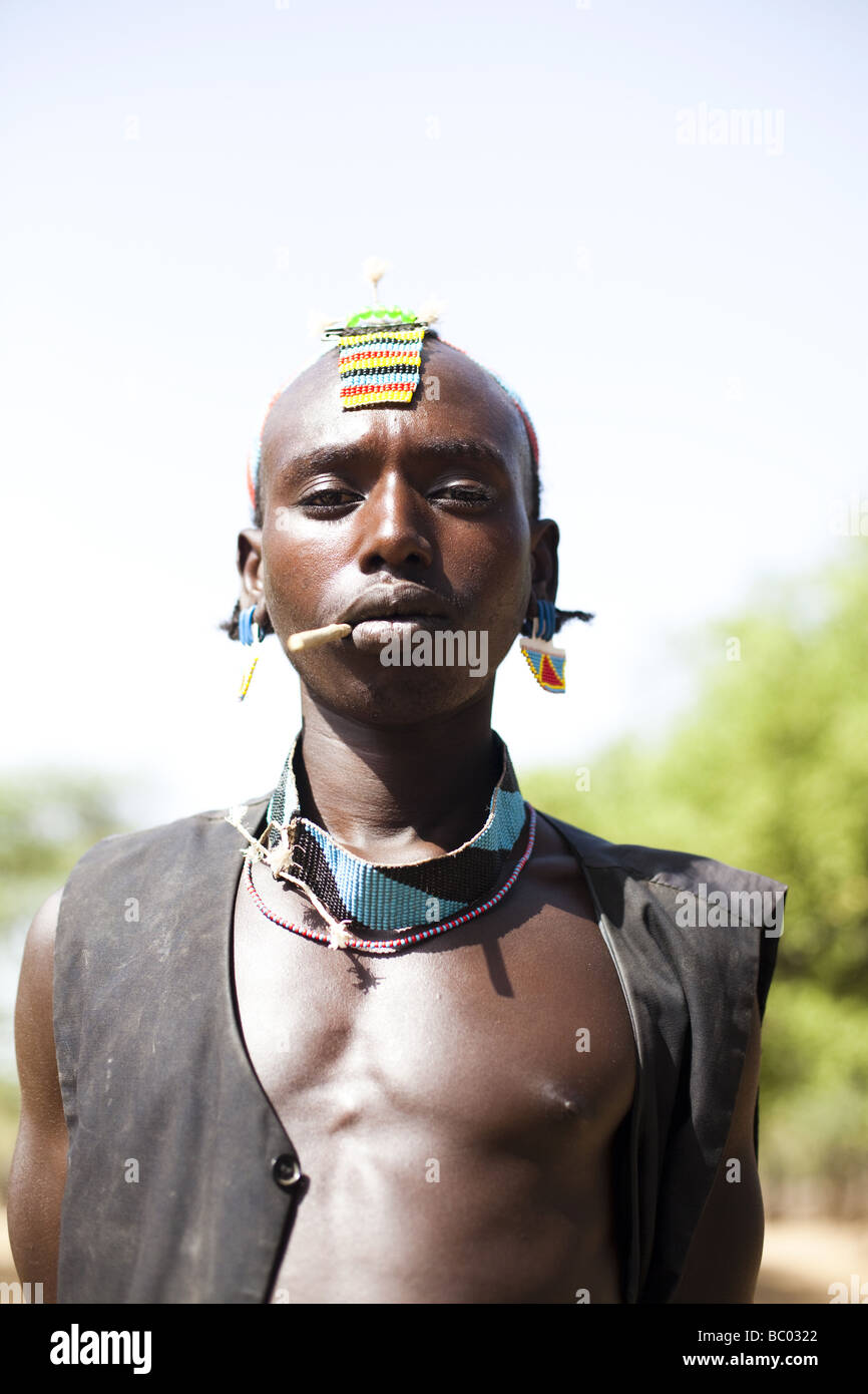 Un ritratto di un uomo locale nel villaggio di Sami in remoto la Valle dell'Omo di Etiopia. Foto Stock