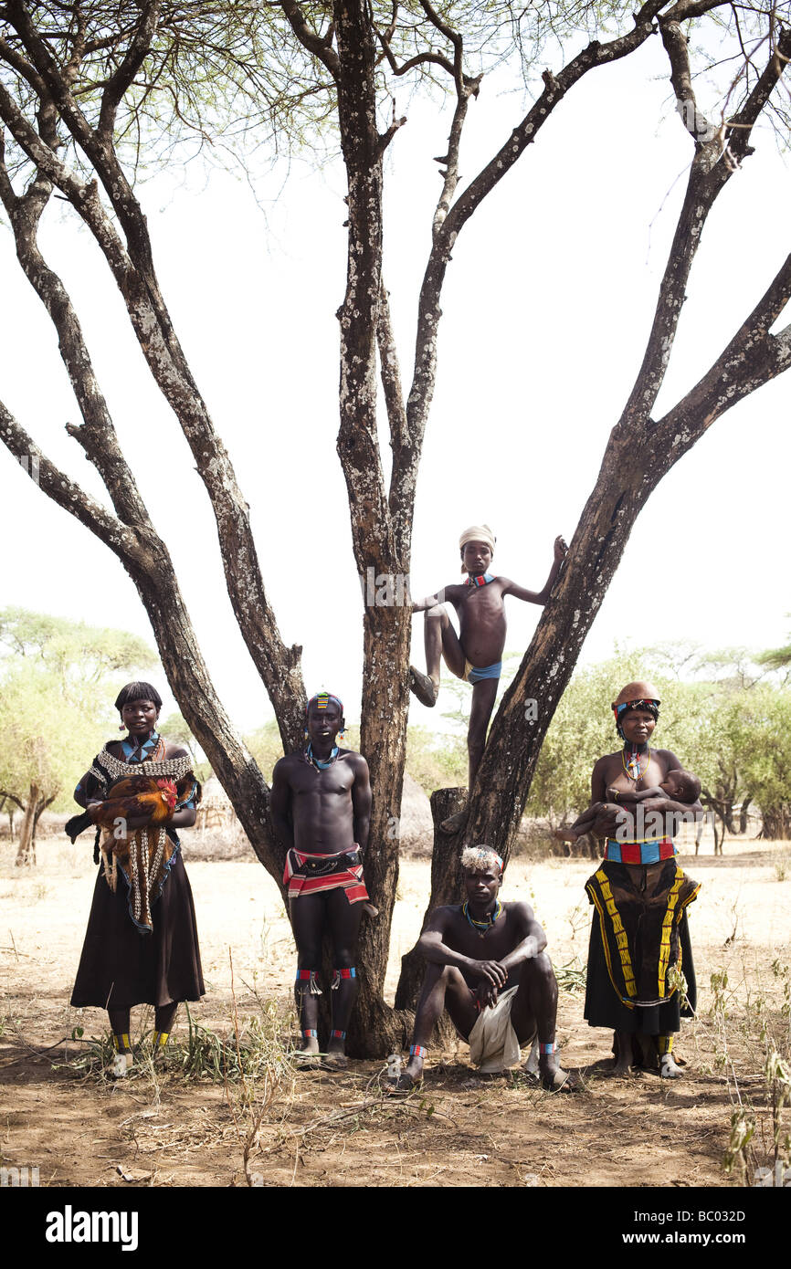 Un ritratto di cinque persone dalla popolazione Sami nel sud Etiopia. Foto Stock
