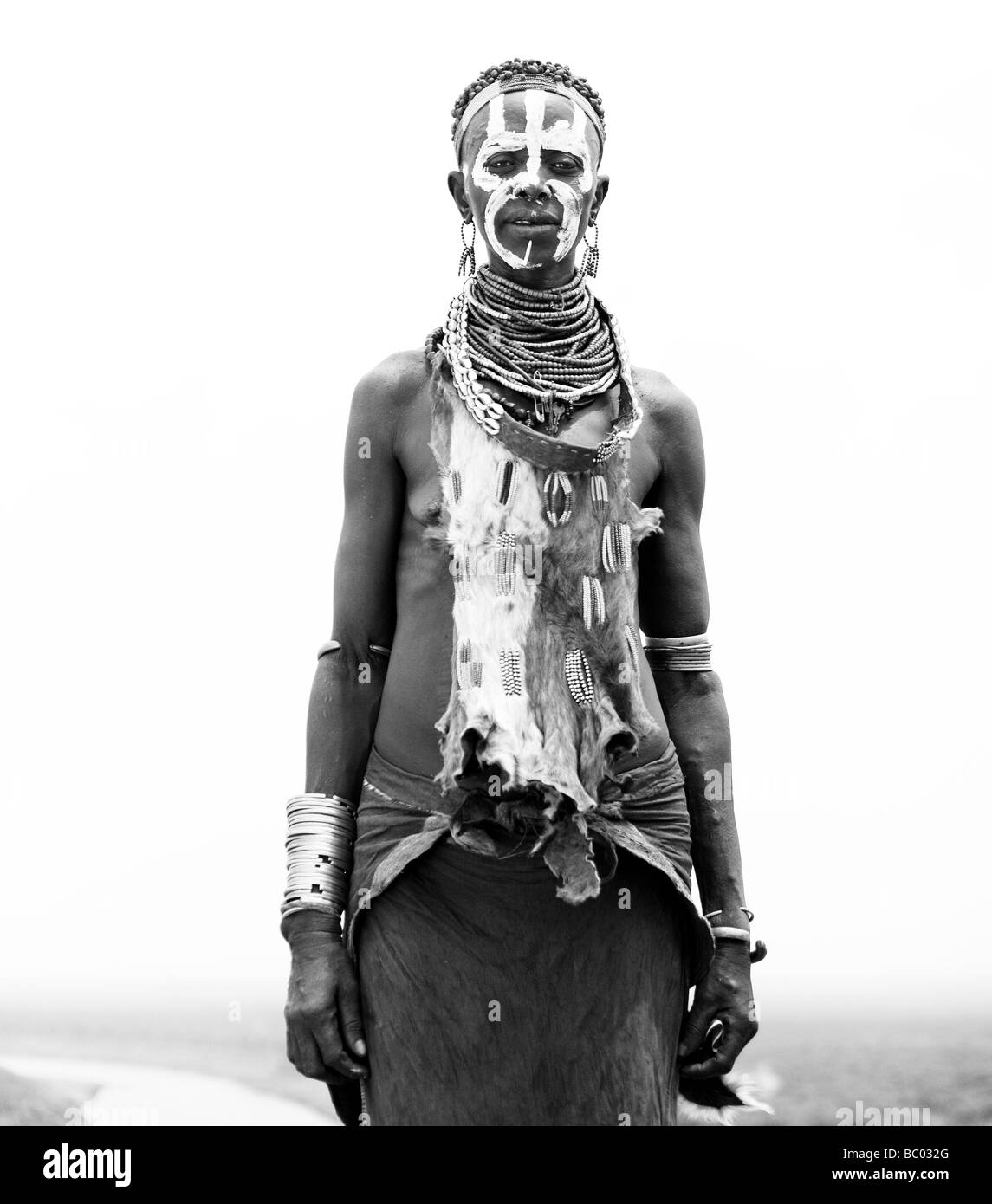 Un ritratto di una donna vestito in abiti tradizionali e decorazione nella valle dell'Omo, Etiopia. (Bianco e nero) Foto Stock
