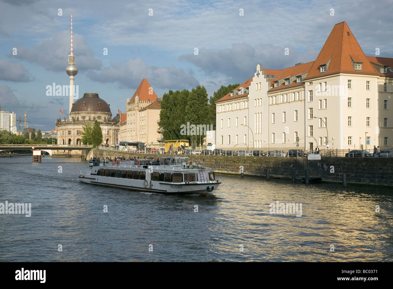 Fiume Spree con Bode Museum, Fernsehturm e la barca turistica, Berlino, Germania Foto Stock