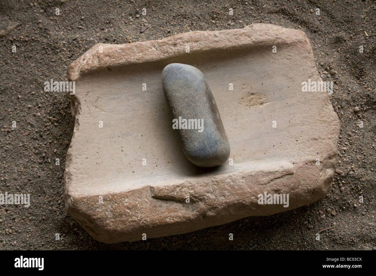 Metate preistorico, o mola, a Tonto monumento nazionale, Central Arizona. Foto Stock