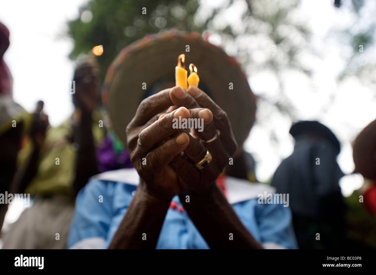 Una donna può contenere candele mentre pregava durante un festival voodoo in Haiti. Foto Stock