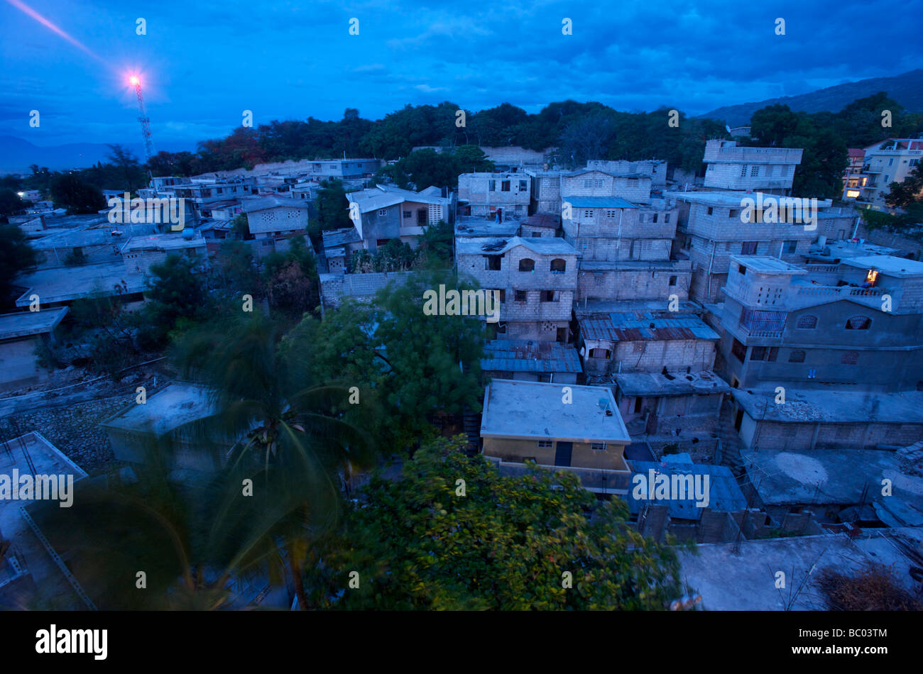 Grigio cenere costruzione monoblocco definisce un quartiere in Petionville, Port-au-Prince, Haiti. Foto Stock