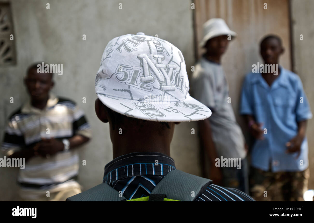 Il rap giovani artisti kreyol display moda Americana a Port-au-Prince, Haiti. Foto Stock