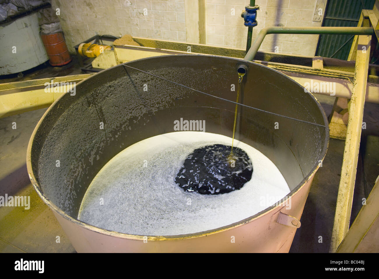 Basso grado di olio di noce di cocco elaborati da copra Quelimane Mozambico Foto Stock