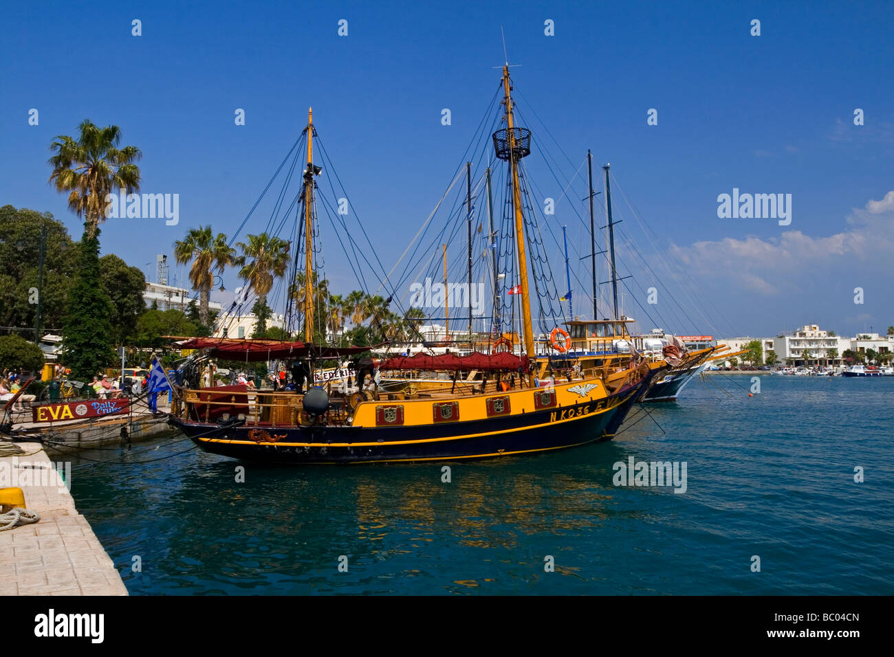 Vista del porto di Città di Kos sull'isola greca di Kos nel Dodecanneso con navi da crociera visibile Foto Stock