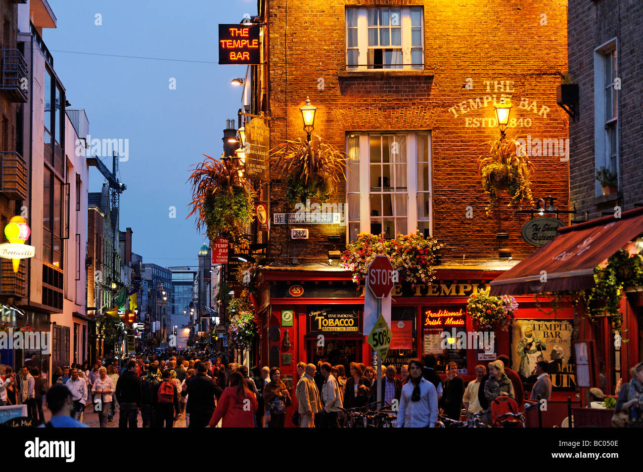 General street view di Temple Bar area della vita notturna di Dublino Repubblica di Irlanda Foto Stock