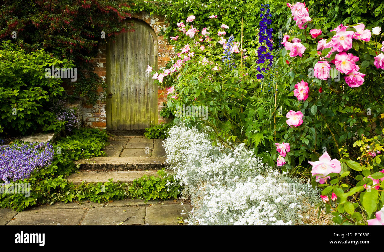 Un angolo del giardino delle rose al Giardino Broadleas Devizes Wiltshire, Inghilterra REGNO UNITO Foto Stock