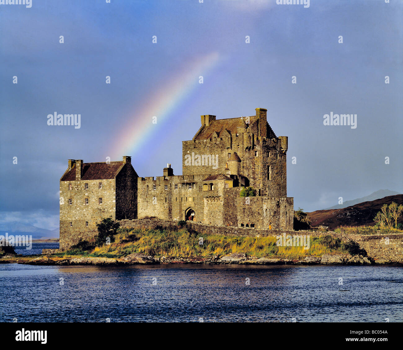 Un arcobaleno che accoglie i visitatori al Castello Eilean Donan sul Loch Doich nel NW Highlands della Scozia Foto Stock