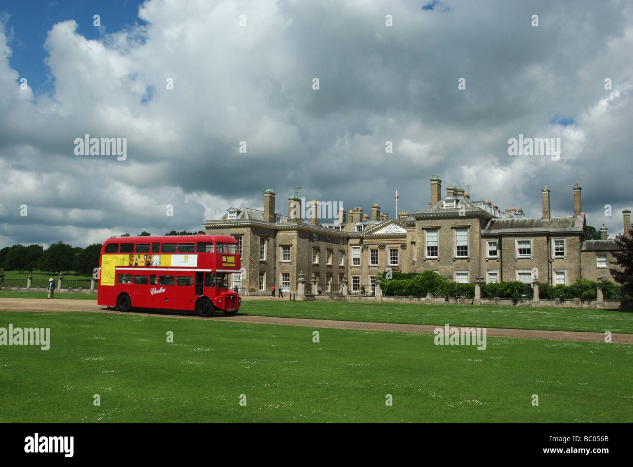 Autobus a due piani fuori dalla Althorp House nel Northamptonshire, come parte delle celebrazioni per il festival letterario annuale Foto Stock