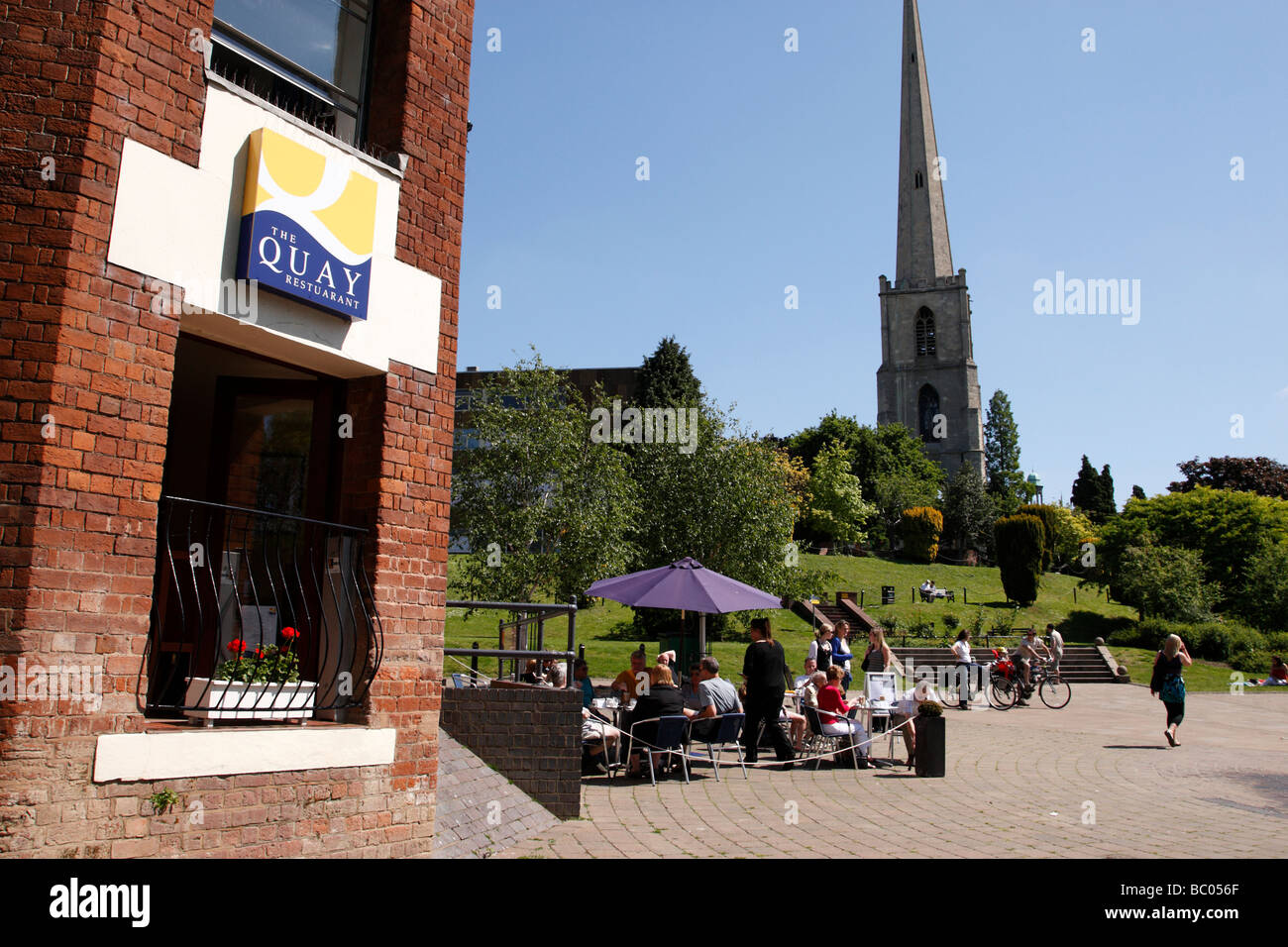 La guglia della diruta chiesa di Saint Andrews conosciuto localmente come l'ago glovers dalla piazza quayhead worcester regno unito Foto Stock