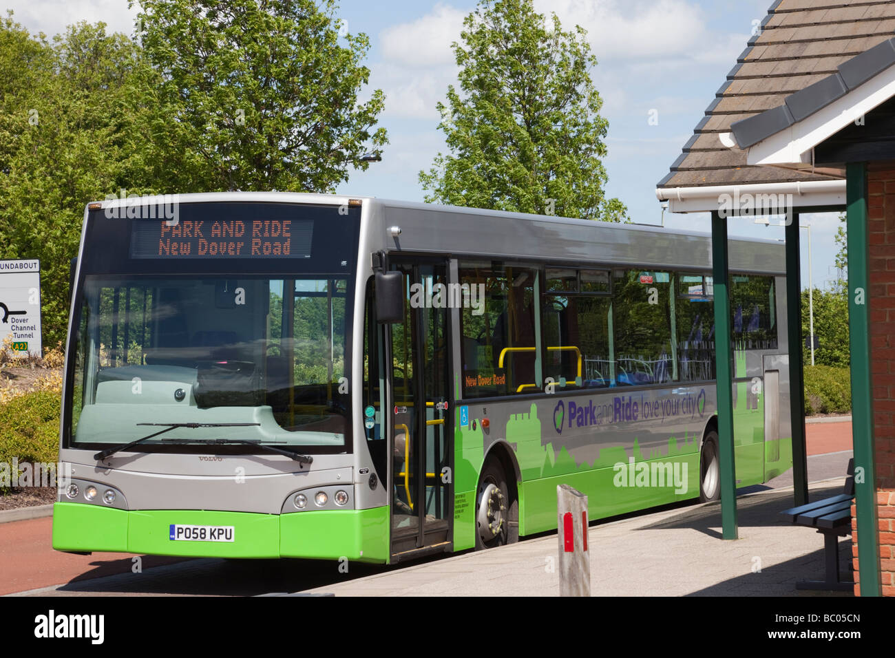 Single decker bus in attesa presso New Dover Road park and ride parcheggio autobus. Inghilterra Regno Unito Gran Bretagna Foto Stock