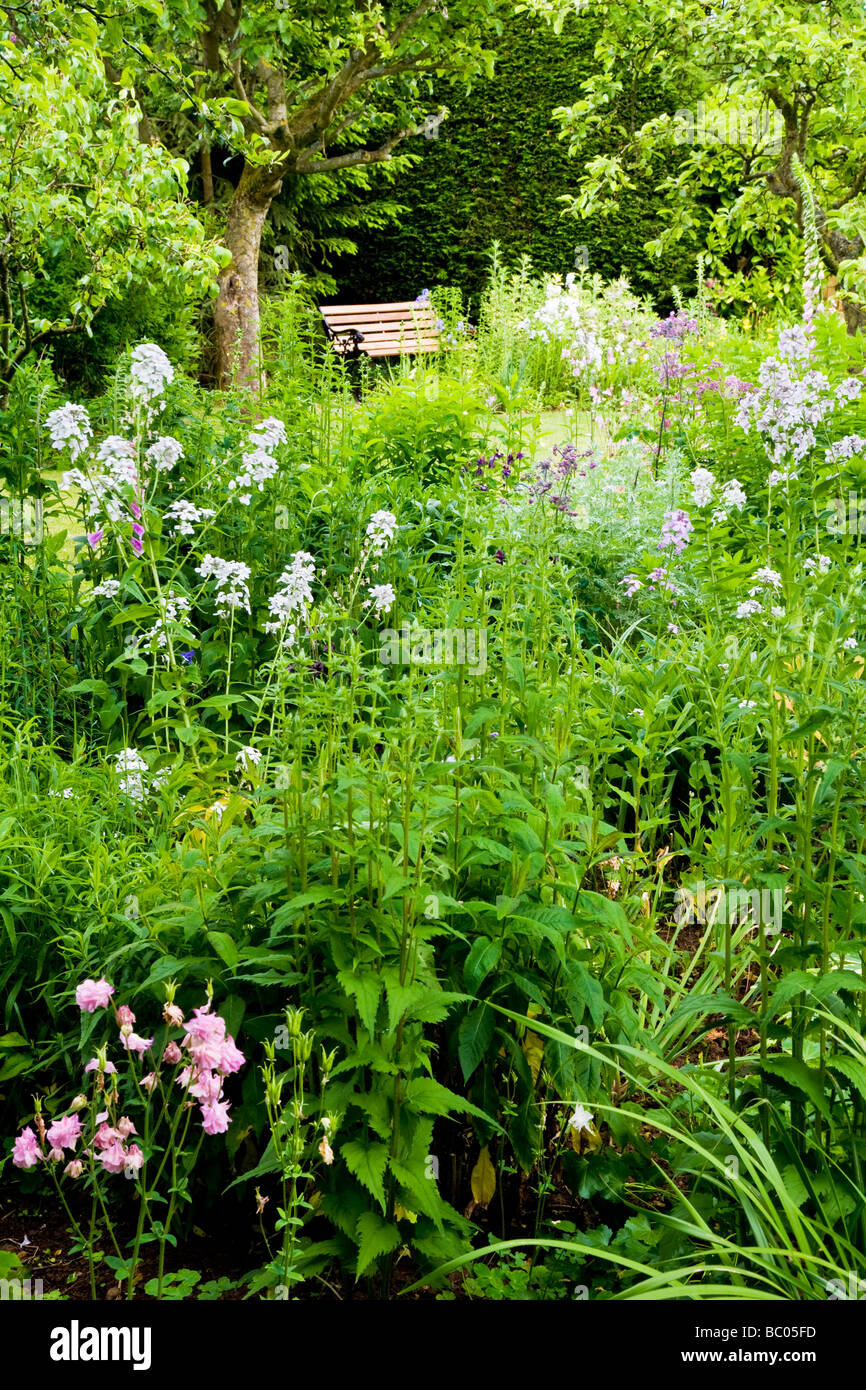 Una tranquilla scena in un paese di lingua inglese giardino in tarda primavera inizio estate Foto Stock