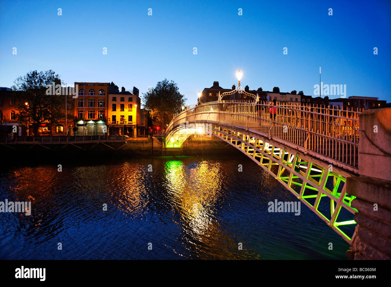 Ha Penny bridge guardando verso il basso Ormond Quay centrale di Dublino Repubblica di Irlanda Foto Stock
