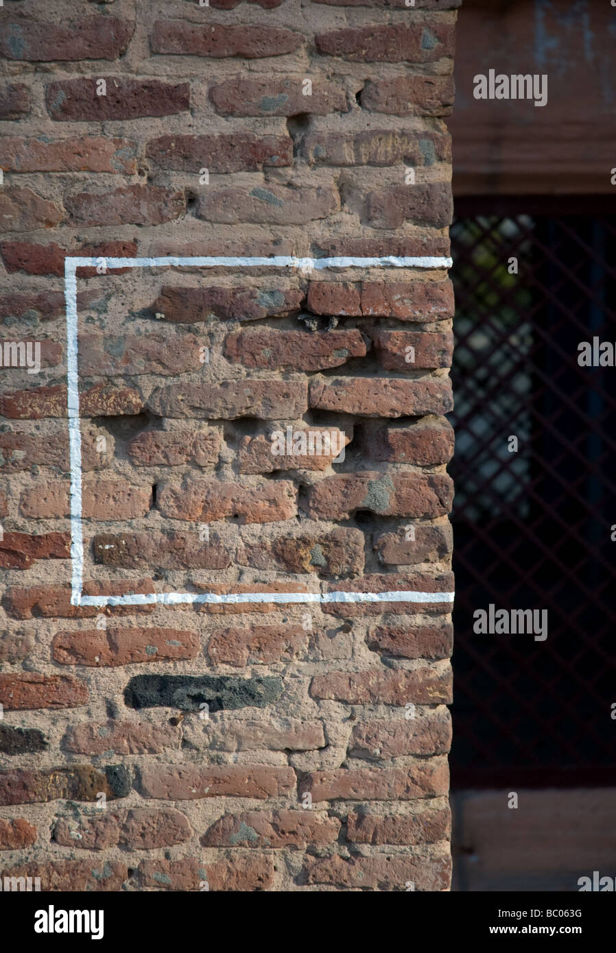 Una linea bianca segna l'area dei fori di proiettile , presso il sito di un famoso massacro che ha avuto luogo nel 1919. Foto Stock