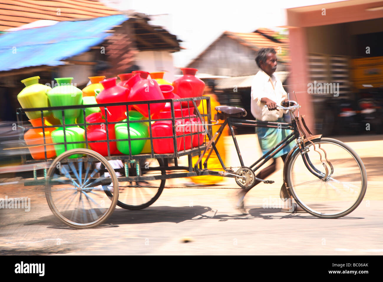 India, nello Stato del Tamil Nadu, Salem, street con il traffico Foto Stock
