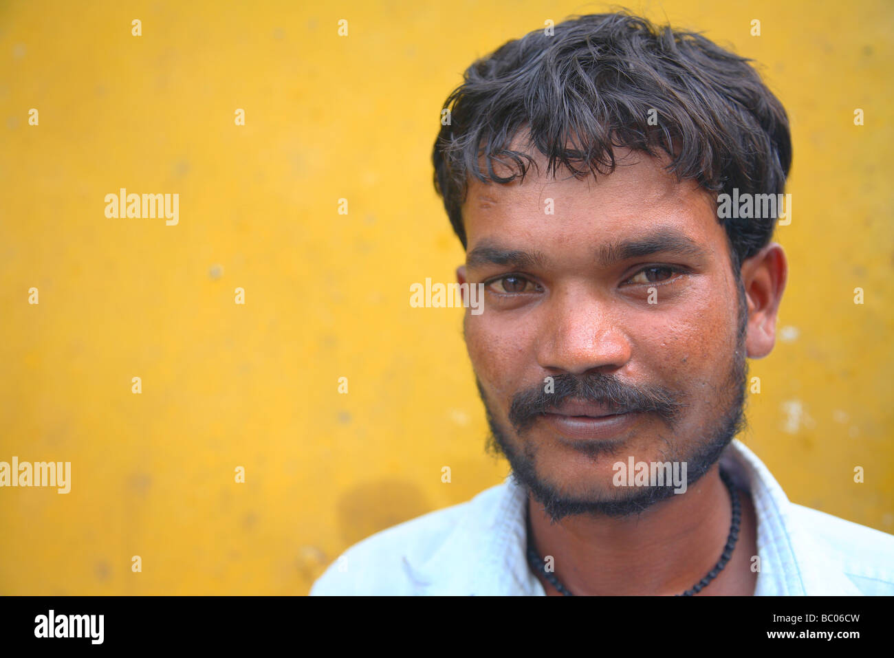 India, nello Stato del Tamil Nadu, Annur stazione degli autobus con le persone Foto Stock
