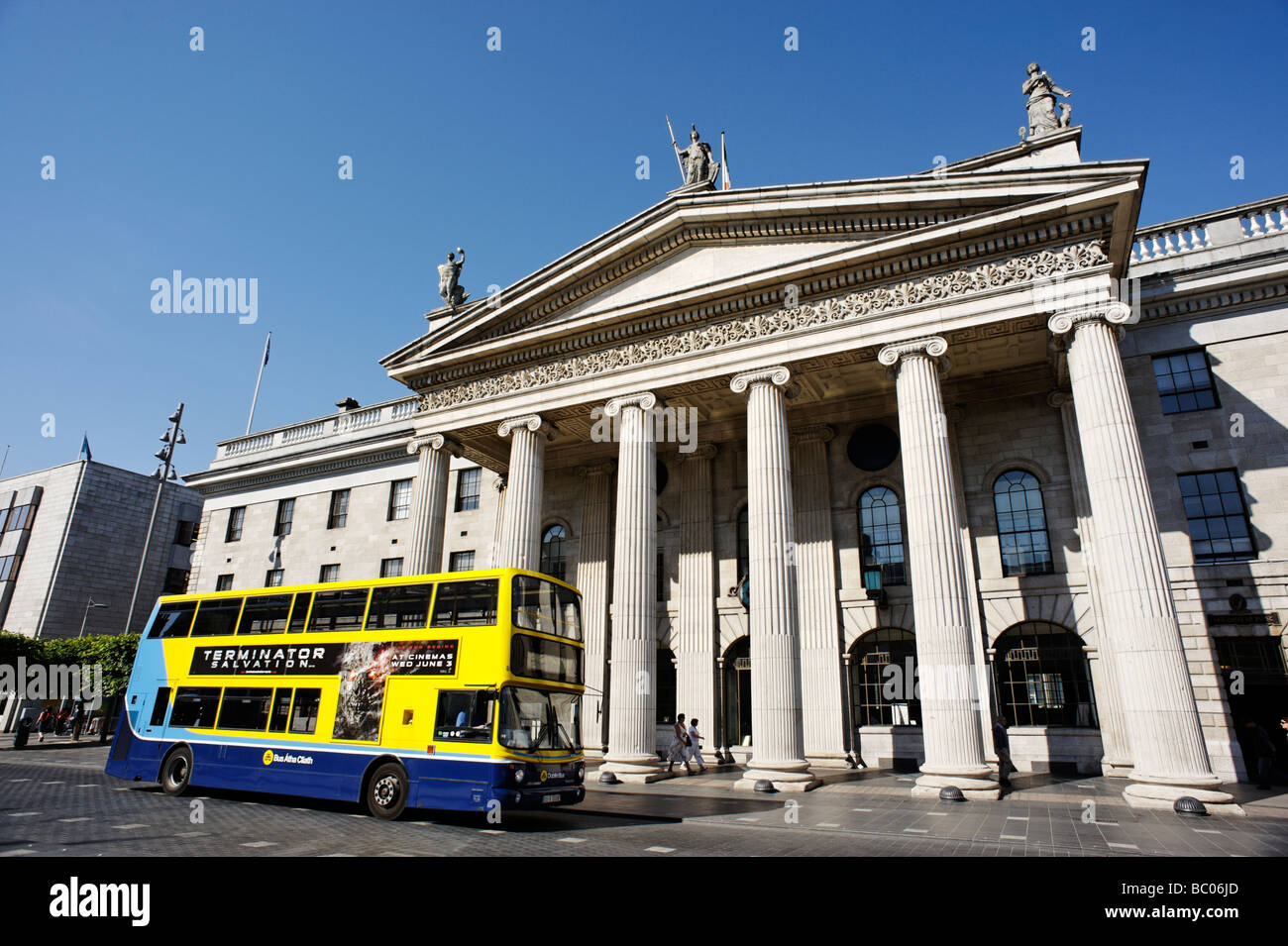 Double Decker bus passando per l'Ufficio Generale delle Poste edificio GPO su O'Connell Street Dublino Repubblica di Irlanda Foto Stock
