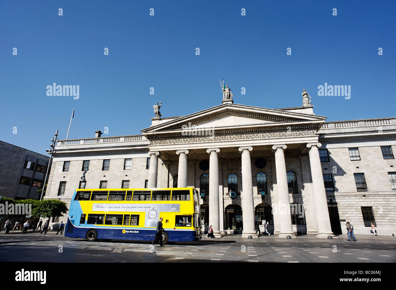 Double Decker bus passando per l'Ufficio Generale delle Poste edificio GPO su O'Connell Street Dublino Repubblica di Irlanda Foto Stock