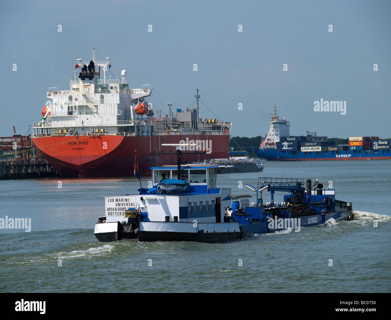 Vari tipi di navi nel porto di Rotterdam Zuid Holland Olanda Foto Stock