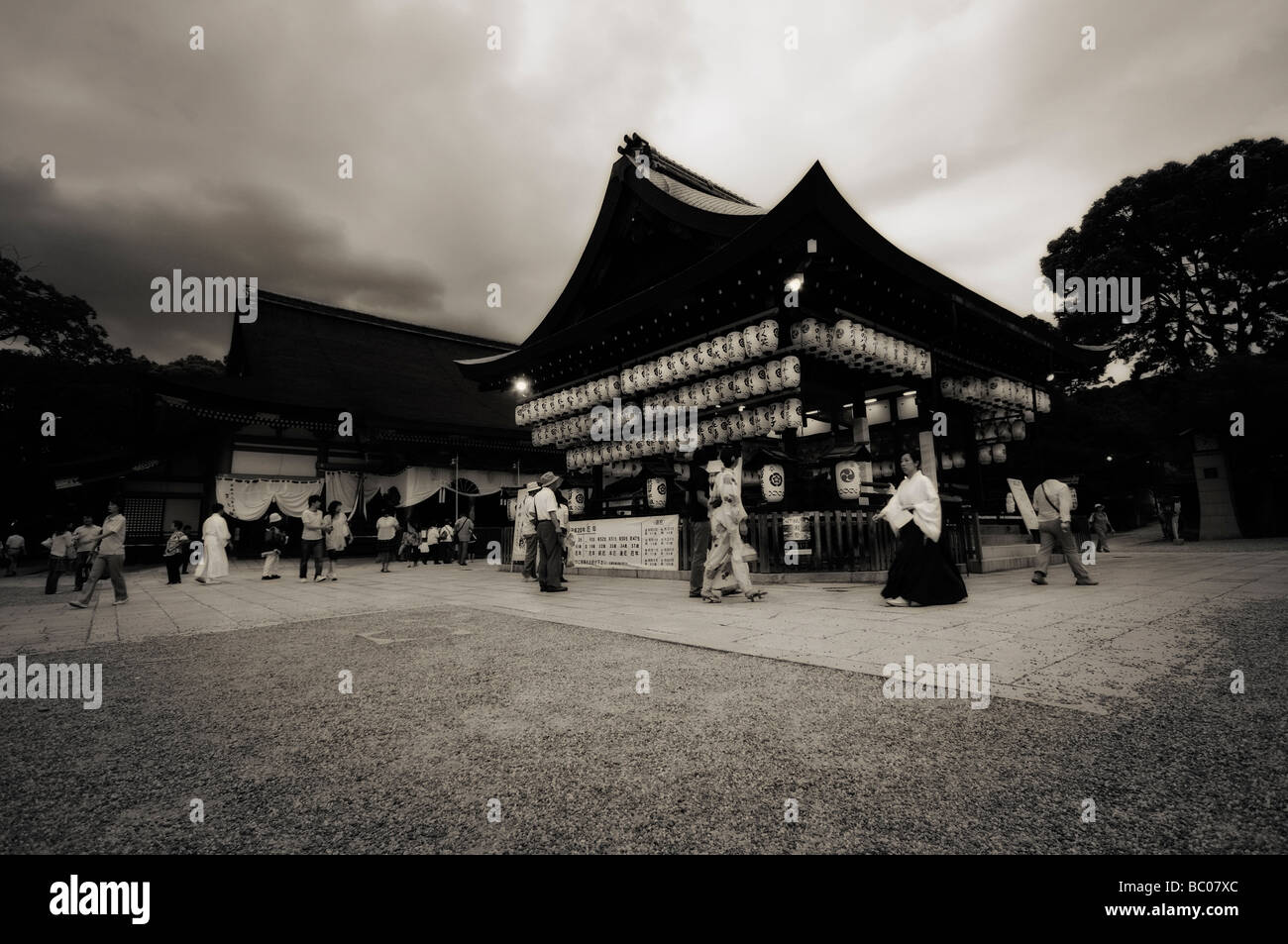 Giapponese lanterne di carta sul palco di Yasaka sacrario scintoista durante il Gion Matsuri Festival. Il protocollo di Kyoto. La regione di Kansai. Giappone Foto Stock