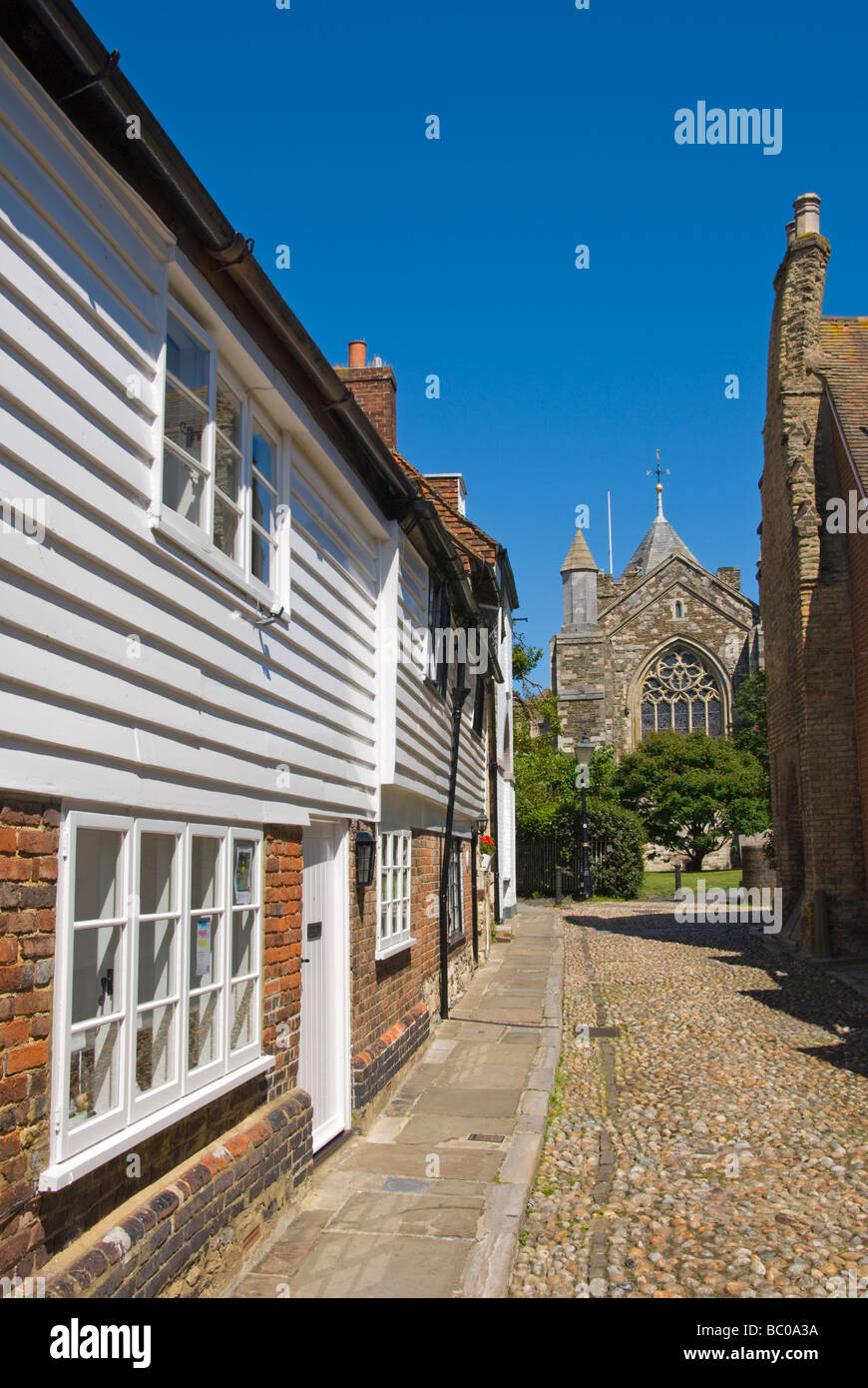 Segale, e Sussex, Inghilterra, Regno Unito. West Street che conduce alla Chiesa Parrocchiale di Santa Maria (12thC) Foto Stock