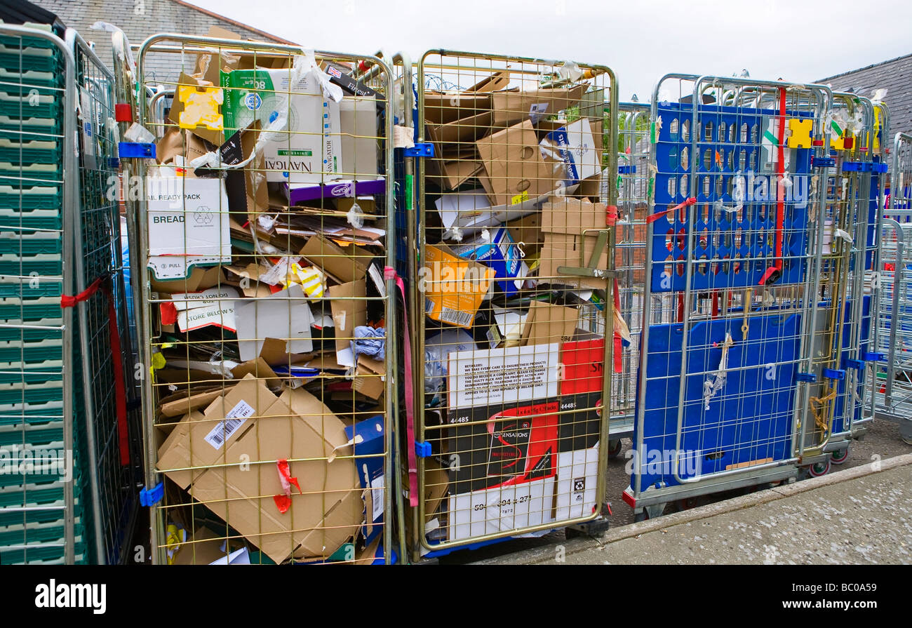 Supermercato riciclaggio di carta e cartone all'esterno in gabbie a rulli su 4 Lati pronto per la raccolta, West Sussex, UK Foto Stock