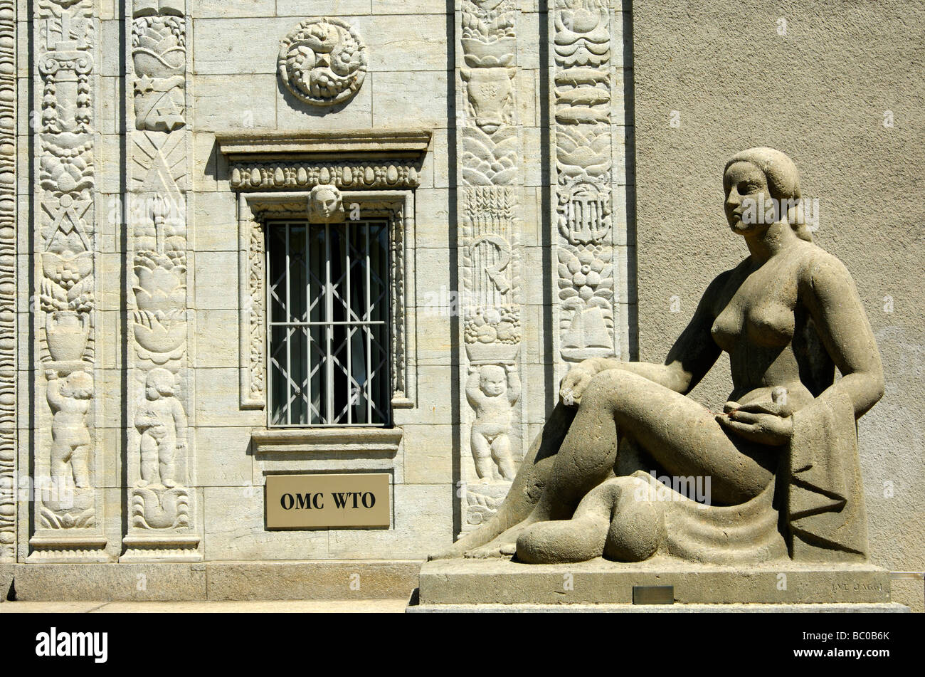 Statua di una donna all'ingresso del Centre William Rappard, la sede dell'Organizzazione mondiale del commercio a Ginevra Svizzera Foto Stock