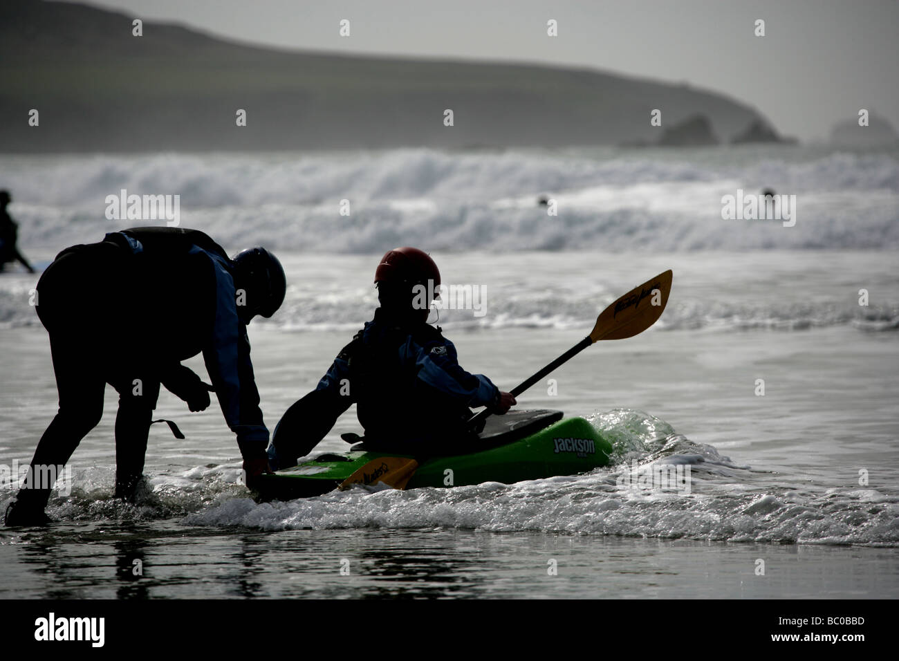 Area di Whitesands Bay, il Galles. Semi stagliano vista di un Kayaker essendo assistito in mare a Whitesands Bay. Foto Stock