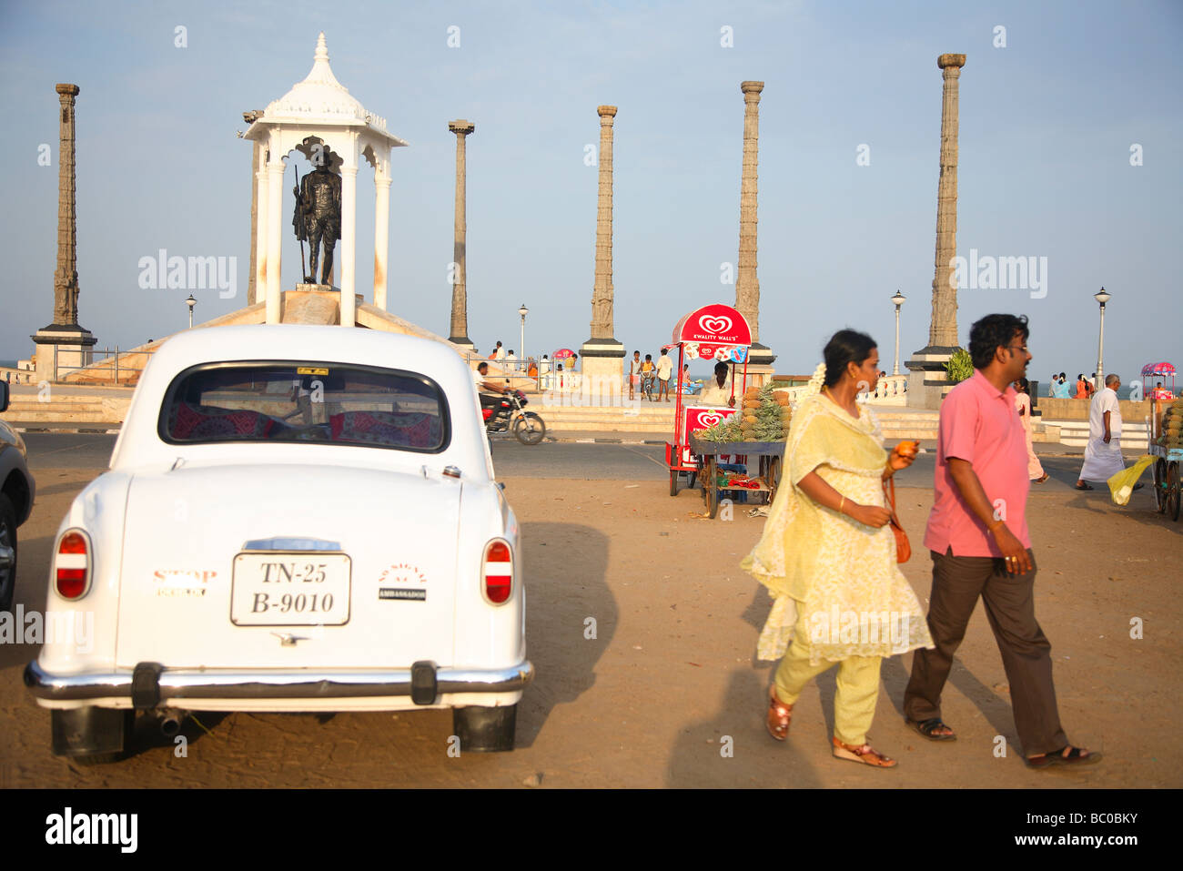 India, nello Stato del Tamil Nadu, Puducherry, Pondicherry, Beach Road, Gandhi statua con ambasciatore auto Foto Stock