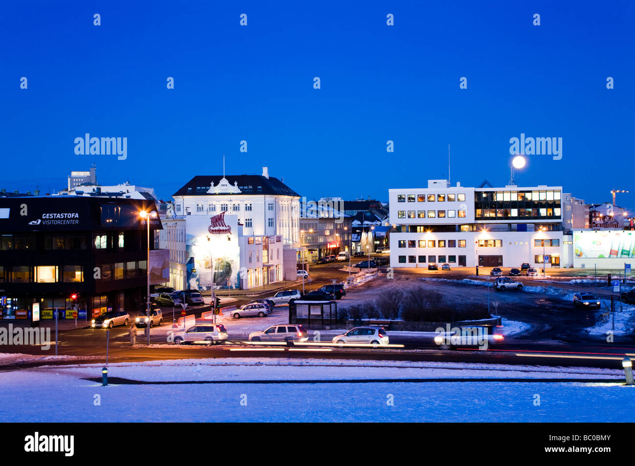 Calare della luna in un freddo inverno mattina. Il centro di Reykjavík Islanda Lunedì 9 Febbraio 2009 Foto Stock