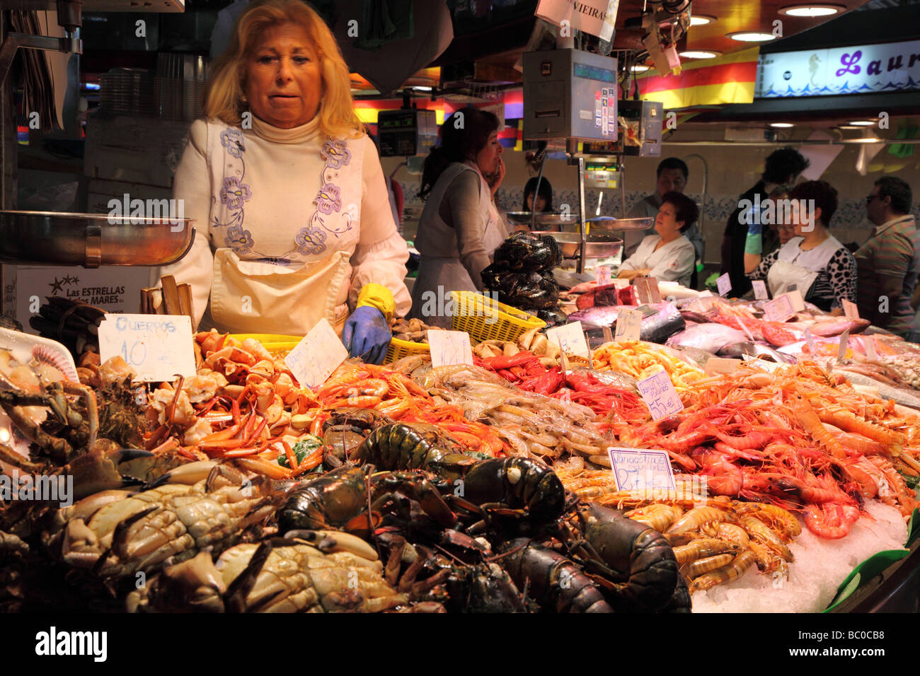 Pressione di stallo di pesce del mercato La Boqueria hall Catalunya Barcellona Spagna Foto Stock