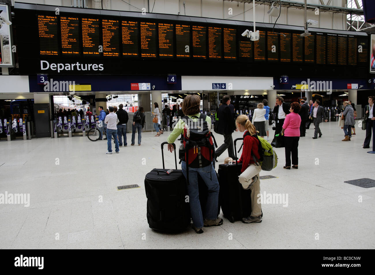 La stazione di Waterloo Londra viaggiatori e le partenze della scheda informazioni Foto Stock