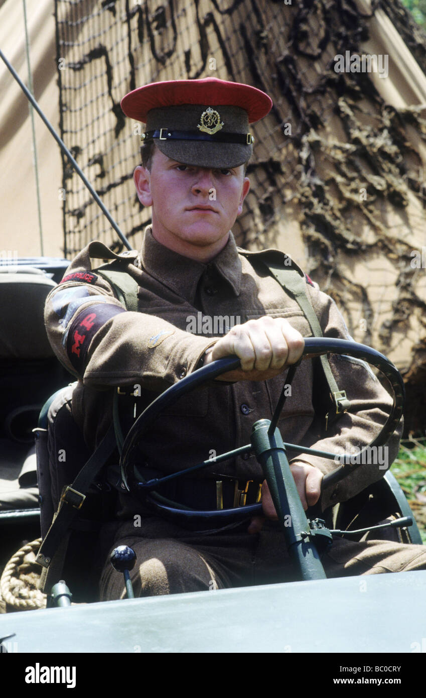La seconda guerra mondiale la rievocazione storica MP Polizia Militare la guida jeep soldato redcap uniforme esercito britannico uniforme cachi 1940s Foto Stock