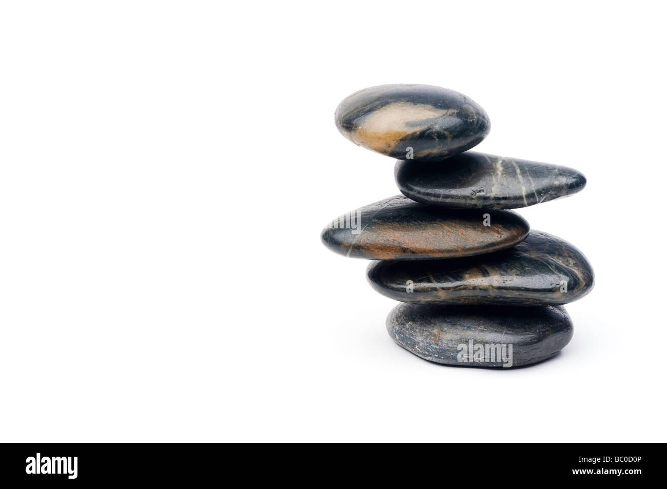 Un'immagine orizzontale di blanced accuratamente impilati river rock su bianco Foto Stock