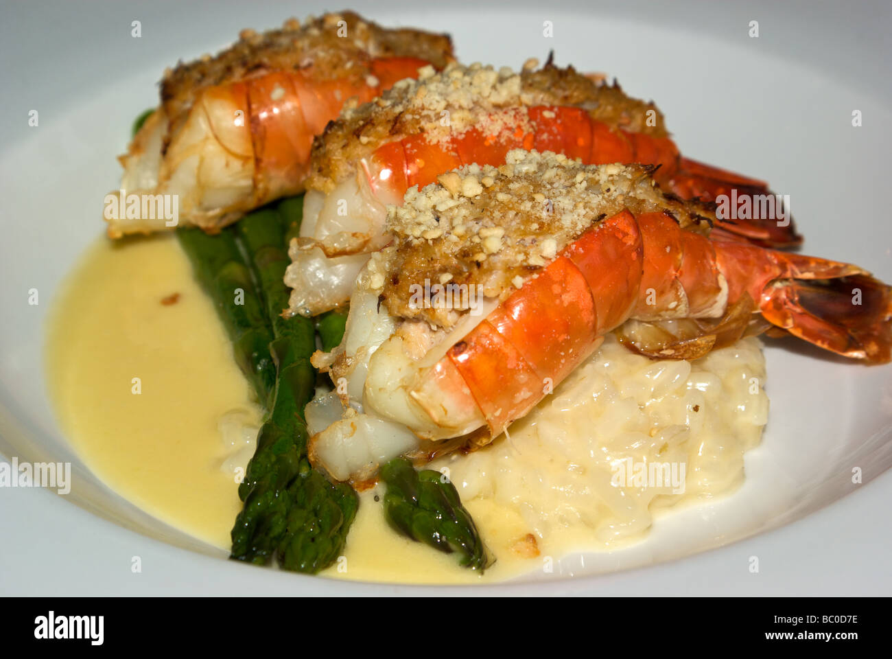Dungeness carne di granchio farcito gamberoni jumbo nel loro gusci risotto agli asparagi Foto Stock