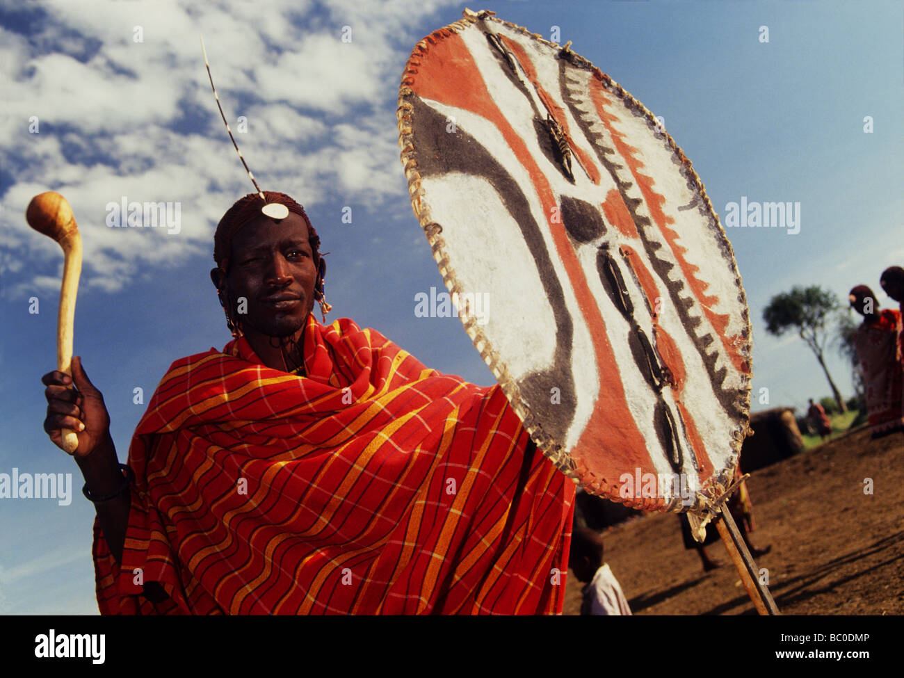 Masai con scudo e rungu ad una manyatta vicino Sekenani Gate, Masai Mara, Kenya Foto Stock