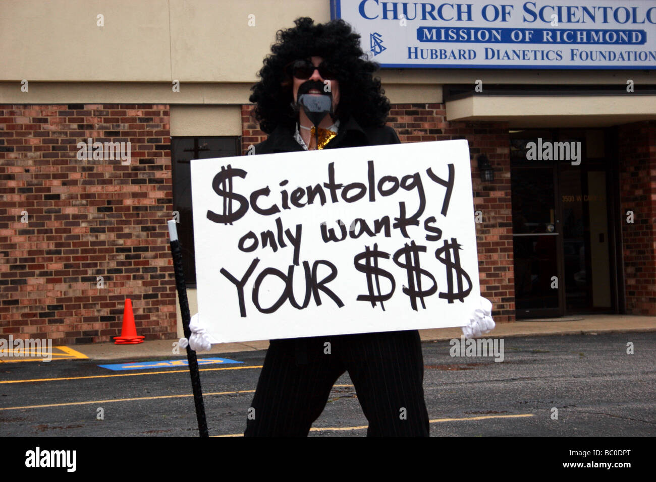 I membri del gruppo anonimo la protesta della Chiesa di Scientology in Richmond, Virginia Foto Stock