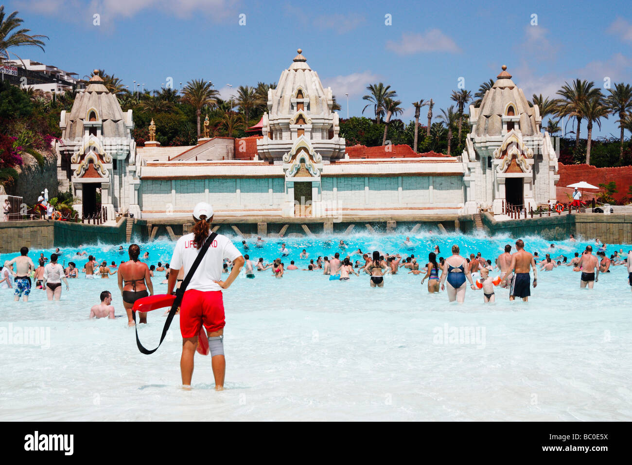 Bagnino di 'Wave Palace' in Siam Park, l'acqua unito, vicino a Playa de Las Americas, Costa Adeje, Tenerife, Isole Canarie. Foto Stock