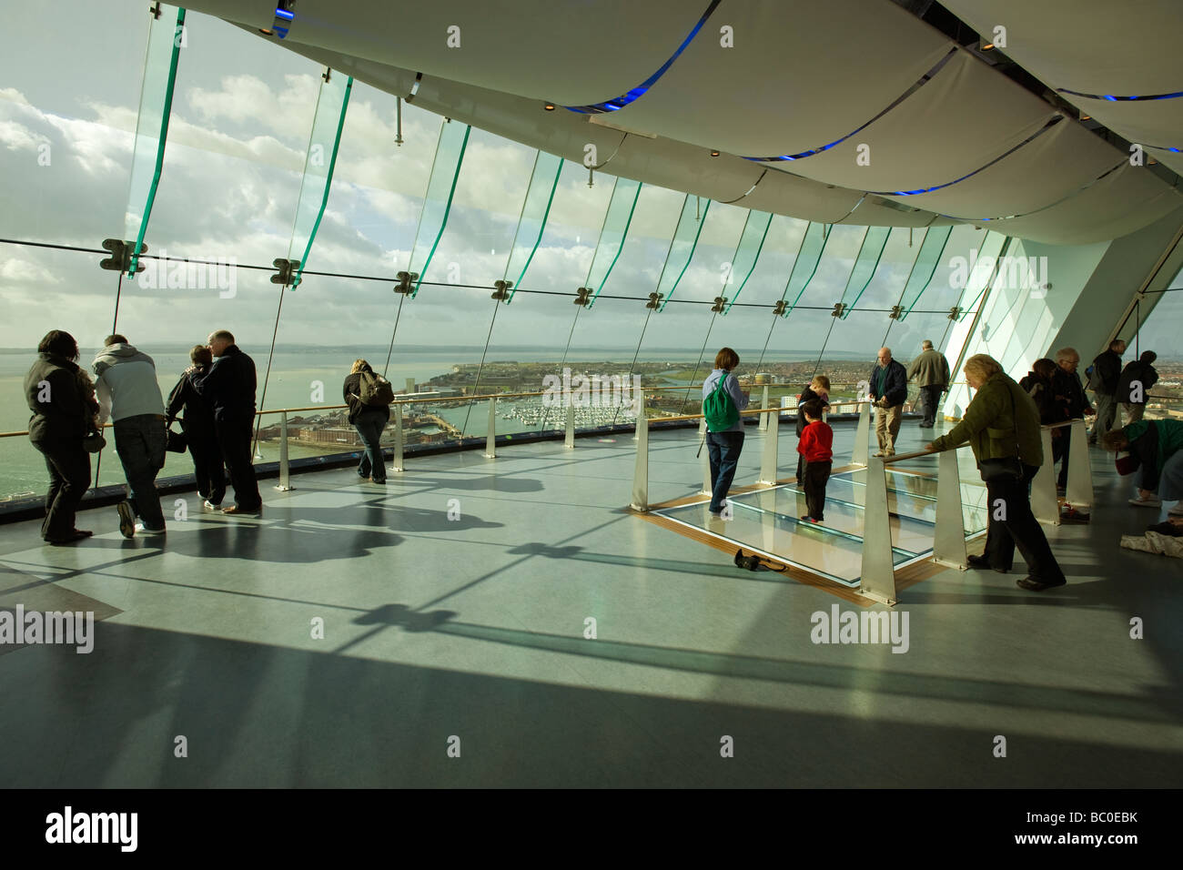 Piattaforma di Osservazione della Spinnaker Tower, centro di Portsmouth Harbout riconversione, Portsmouth, Regno Unito. Foto Stock