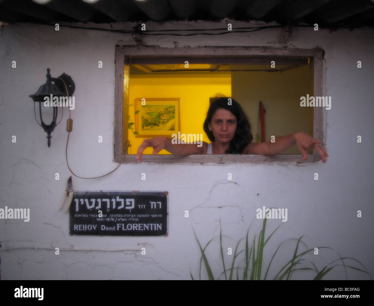 Un residente locale nel quartiere Florentin Tel Aviv Israele Foto Stock