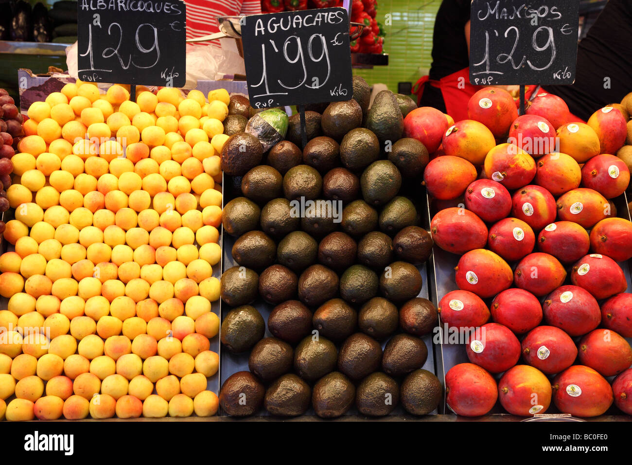 Manghi albicocche e avocadi esposti per la vendita La Boqueria barcellona catalogna Spagna Foto Stock