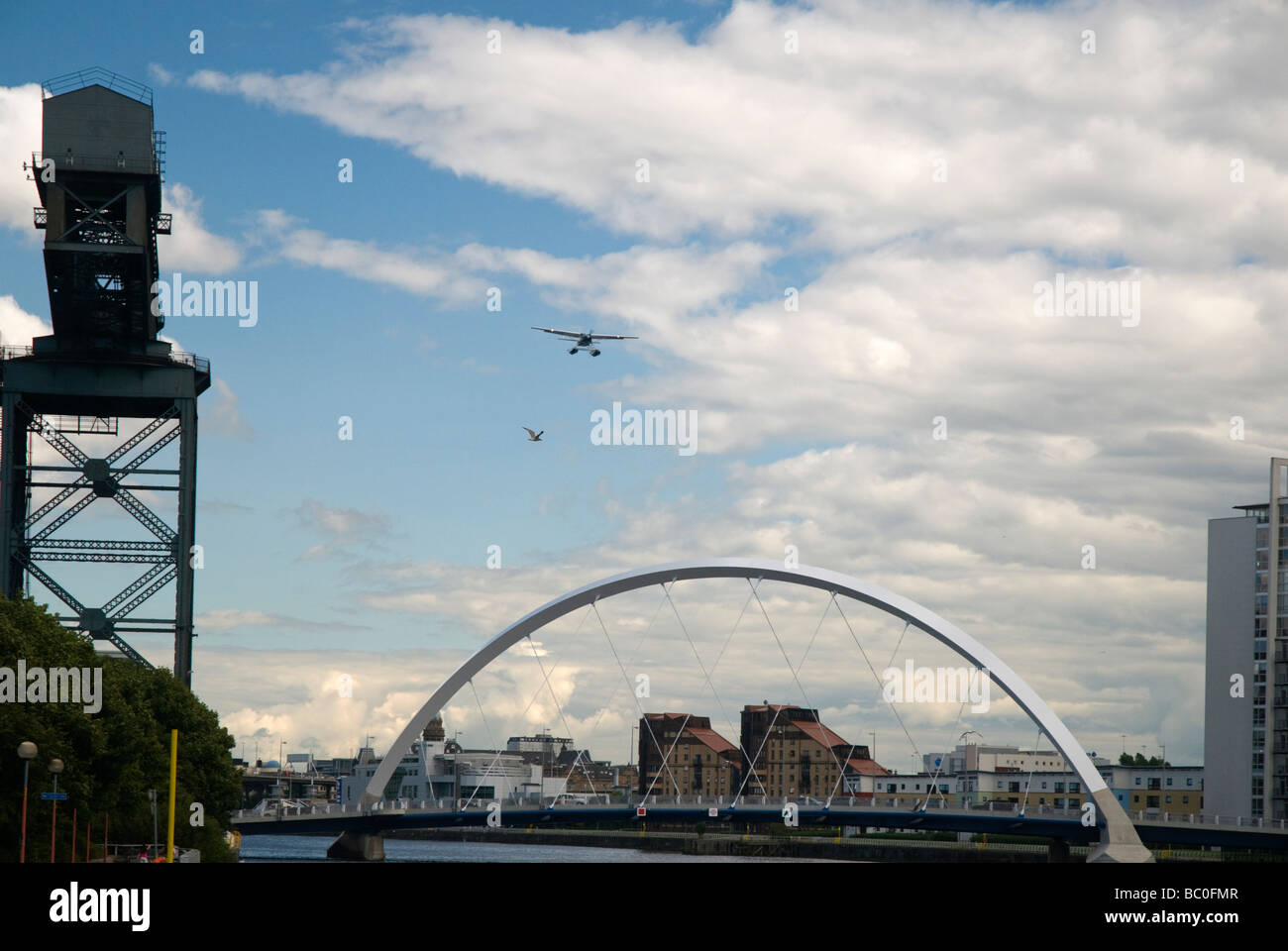 Idrovolante atterraggio su Clyde avvicinando oltre squinty bridge Foto Stock