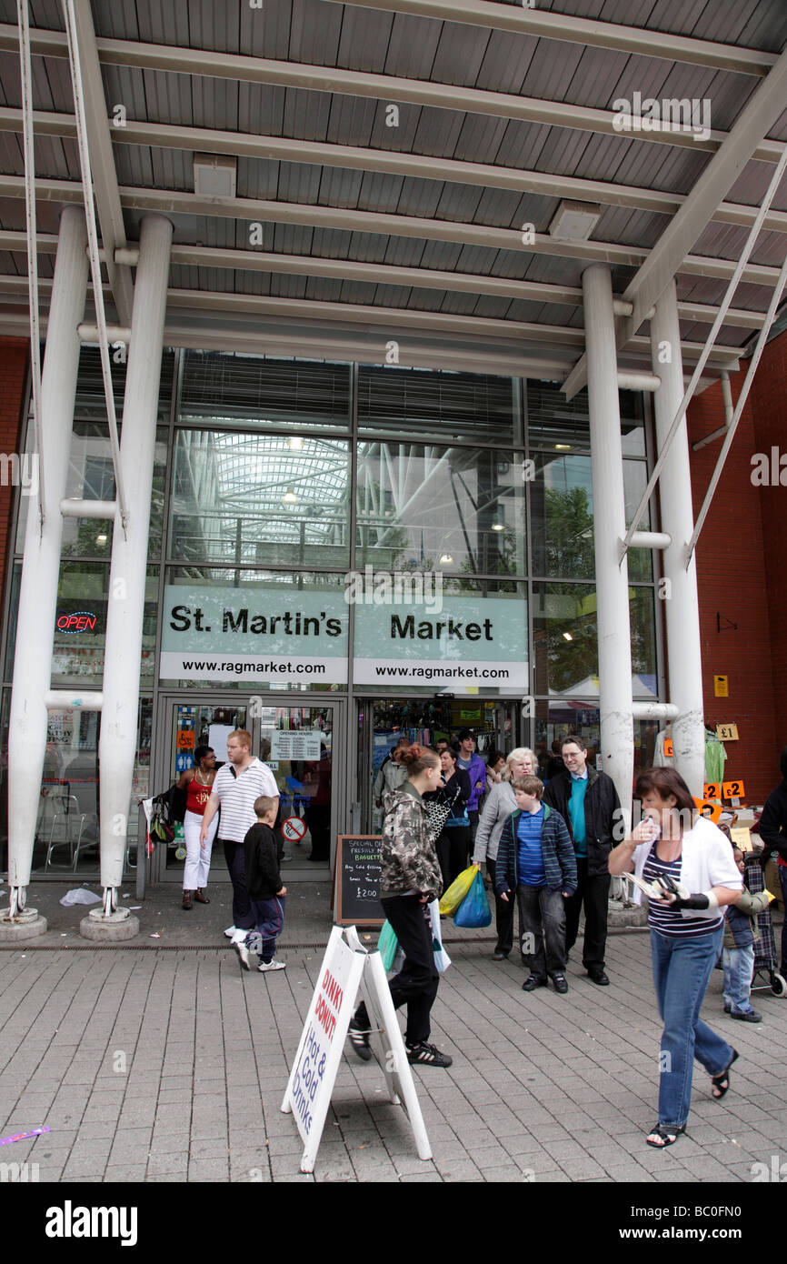 Esterno del St Martins mercato noto anche come il mercato di rag parte del bullring Birmingham Regno Unito Foto Stock
