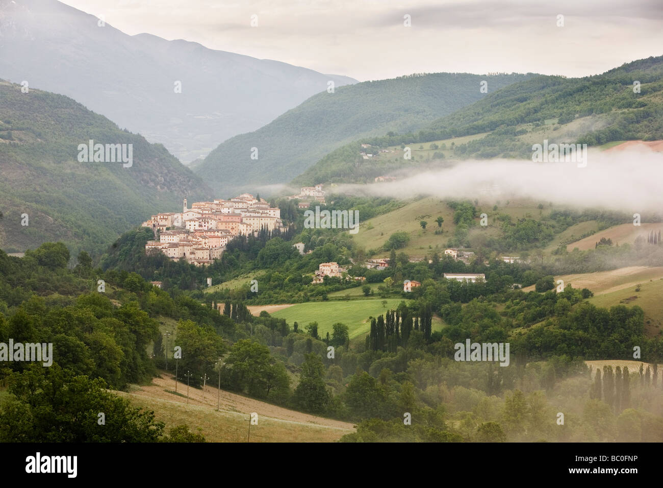 Borgo umbro di Preci a Perugia in una nebbiosa mattina Foto Stock