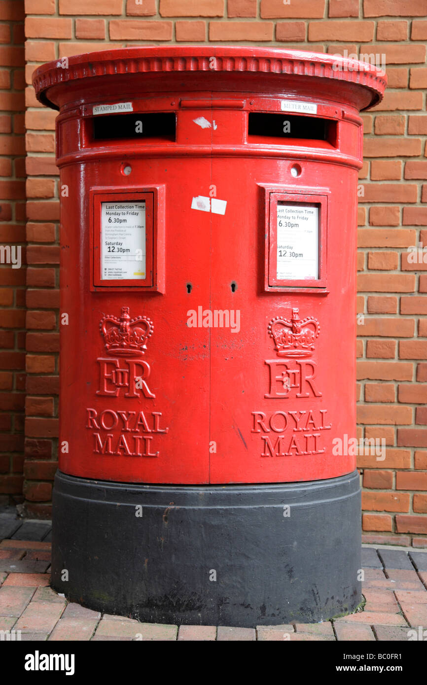 Royal mail casella postale che presenta fessure separate per timbrato e dosata mail oozells square Birmingham Regno Unito Foto Stock