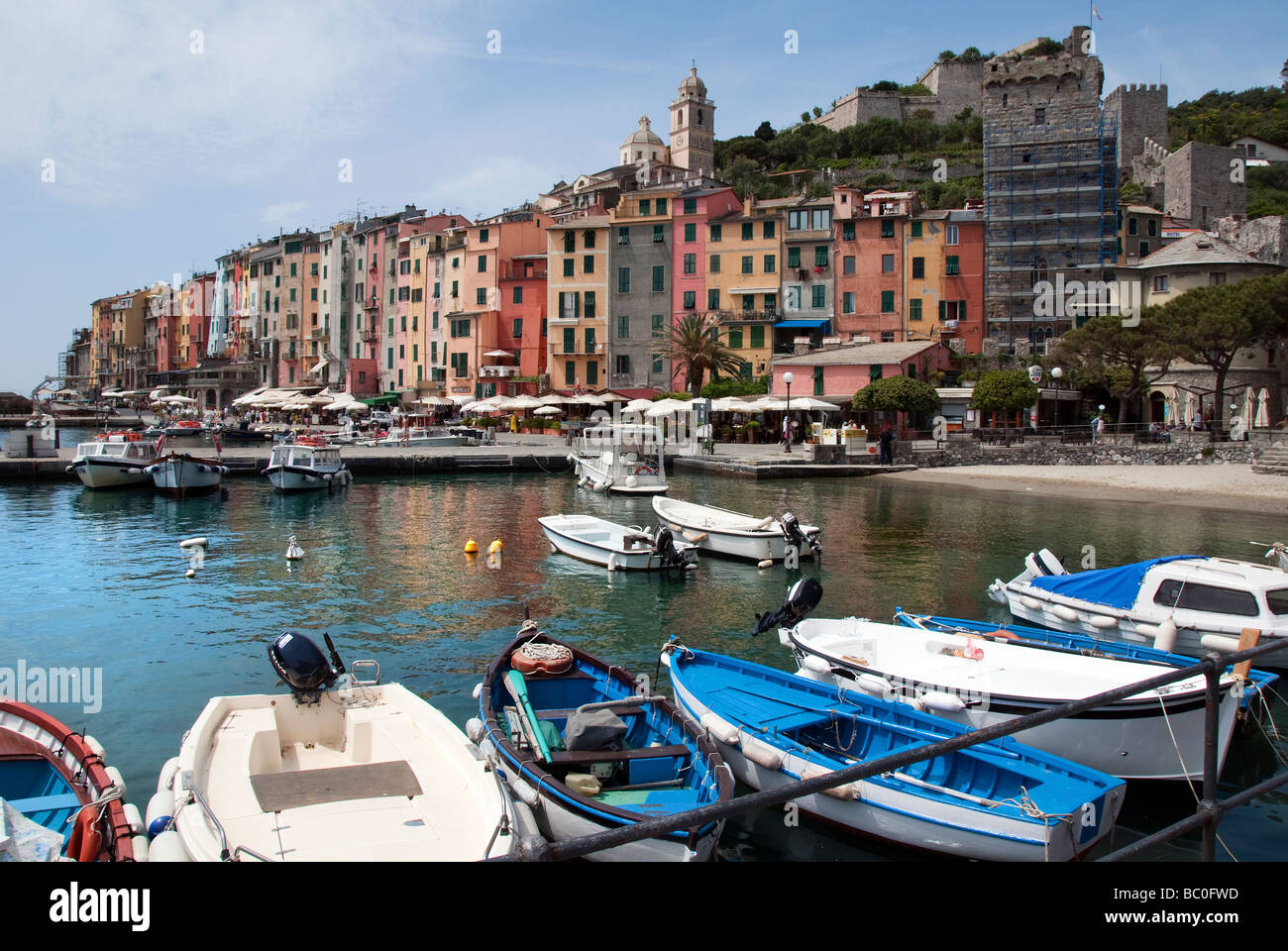 Colorate barche nel porto turistico di Portovenere Foto Stock