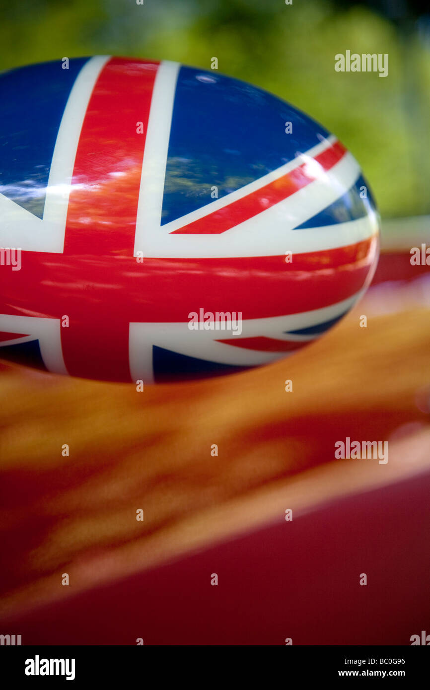 Union Jack bandiera britannica sulla progettazione dello specchietto retrovisore di un mini auto Foto Stock